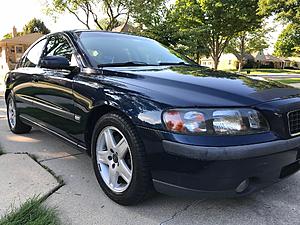 2004 Volvo S60 T5-right-front.jpg