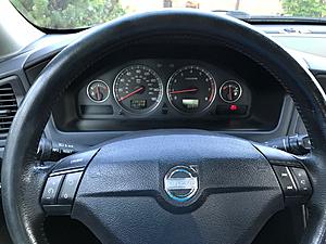 2004 Volvo S60 T5-dash-steering-wheel.jpg